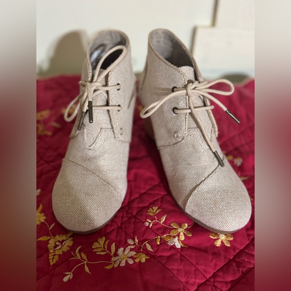 Tom’s Cream W/Metallic Threads Fabric Booties Sz 7W NWOT😊😊
